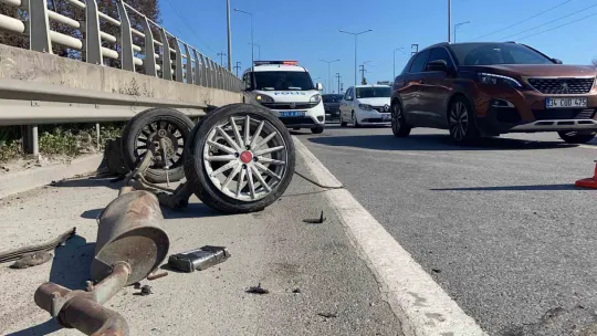 Dingili kopan araçtan yola fırladı, başka bir otomobil üzerinden geçti