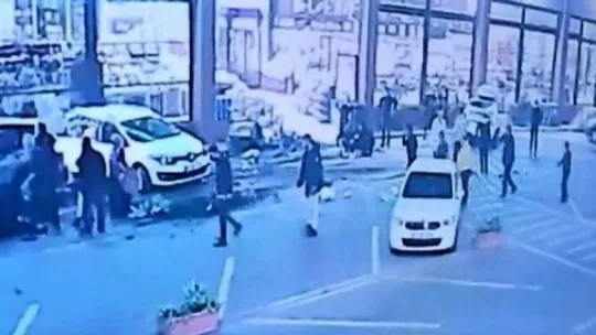 Dinlenme tesisindeki dehşet anları kameraya yansıdı!