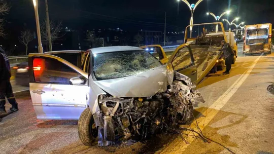 Direğe çarpan otomobildeki 4 kişi yaralandı: Araçtan alkol kutuları çıktı