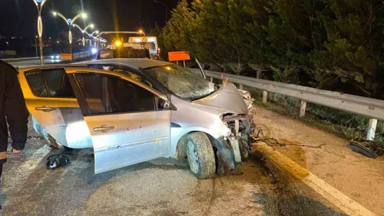 Direğe çarpan otomobildeki 4 kişi yaralandı: Araçtan alkol kutuları çıktı