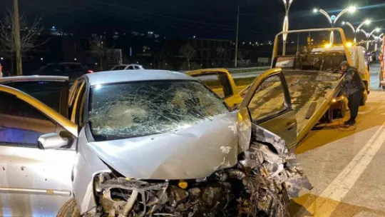 Direğe çarpan otomobildeki 4 kişi yaralandı: Araçtan alkol kutuları çıktı