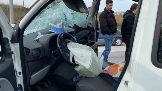 Direksiyon başında fenalaşan sürücü direğe çarptı: Ölü ve yaralılar var