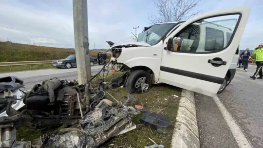 Direksiyon başında fenalaşan sürücü direğe çarptı: Ölü ve yaralılar var