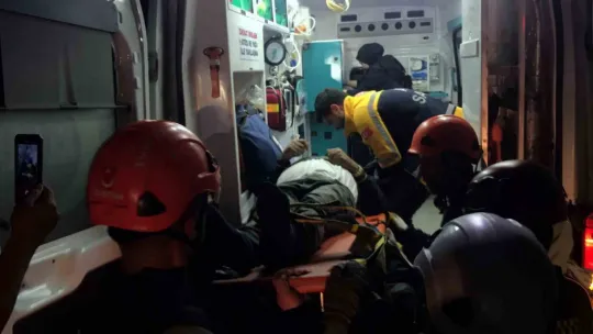 112'yi aradığı esnada aracıyla şarampole devrildi