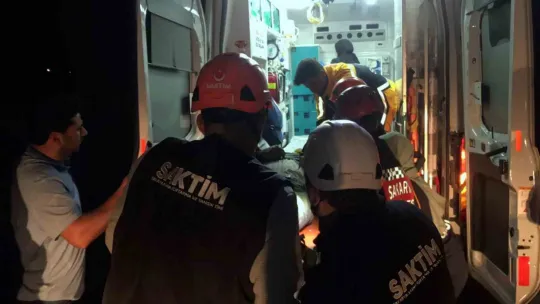 112'yi aradığı esnada aracıyla şarampole devrildi