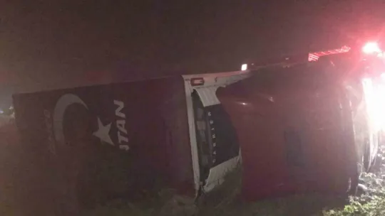 112'yi aradığı esnada aracıyla şarampole devrildi