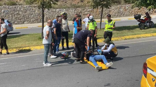 Direksiyon hakimiyetini kaybeden motosikletli kaza yaptı: 2 yaralı