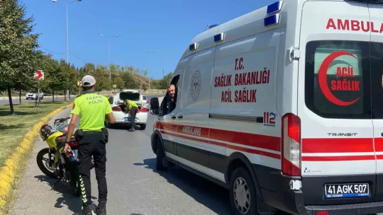 Direksiyon hakimiyetini kaybeden motosikletli kaza yaptı: 2 yaralı