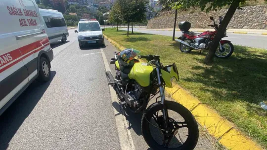 Direksiyon hakimiyetini kaybeden motosikletli kaza yaptı: 2 yaralı