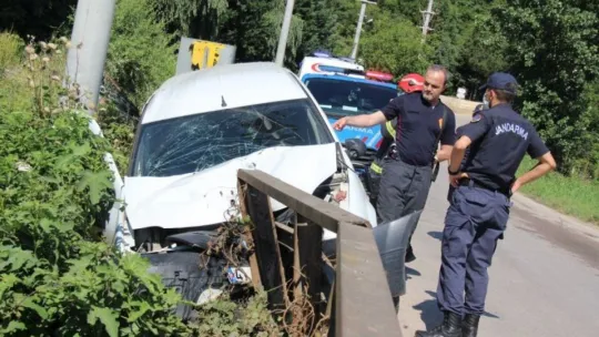 Direksiyon hakimiyetini kaybetti, dereye uçmaktan son anda kurtuldu