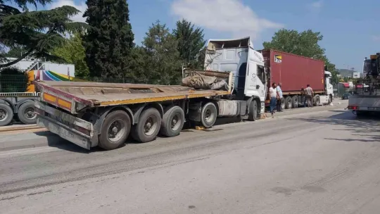 Direksiyonu kilitlenen tır direğe çarptı