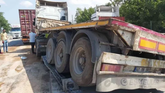 Direksiyonu kilitlenen tır direğe çarptı