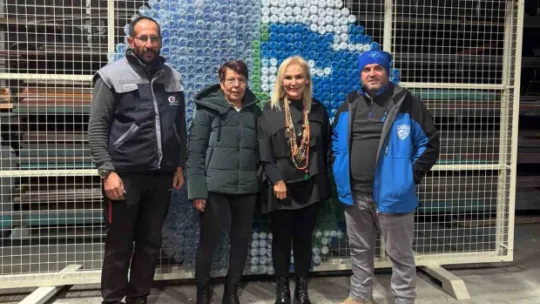 Doğaya atılan binlerce pet şişeyi toplayıp dünya haritası oluşturdular