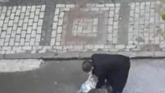 Doğum yapan kadını aracından attı!