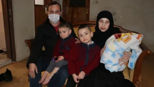 Doğum yapan kadını aracından attı!