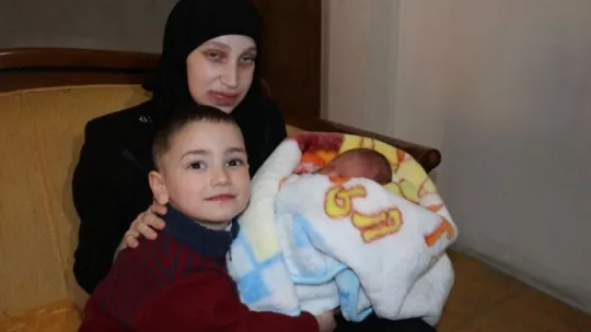 Doğum yapan kadını aracından attı!