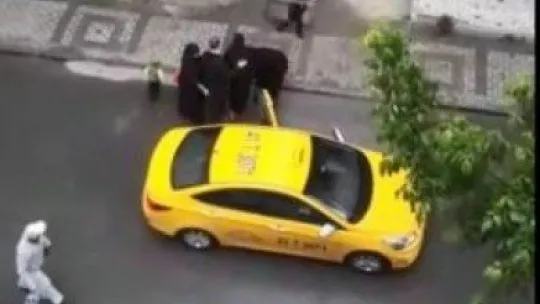 Doğum yapan kadını aracından attı!