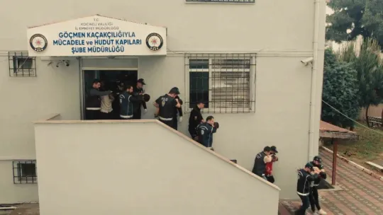 Dolaptan çıkan göçmen kaçakçılar tutuklandı