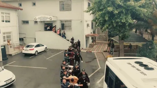 Dolaptan çıkan göçmen kaçakçılar tutuklandı