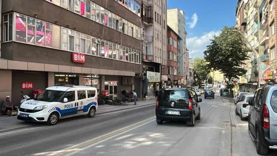 Dolar ve euroları çalarken suçüstü yakalandılar