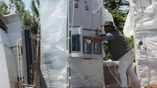 3 milyonluk elektrik panoları TEM'de yola saçıldı