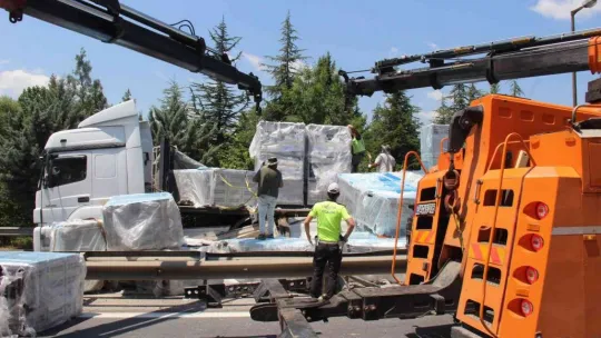 3 milyonluk elektrik panoları TEM'de yola saçıldı