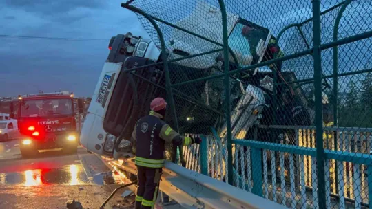 Dondurulmuş tavuk yüklü tır devrildi, sürücü 2 saatte kurtarıldı