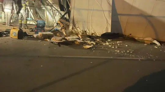 Dondurulmuş tavuk yüklü tır devrildi, sürücü 2 saatte kurtarıldı