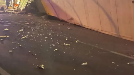 Dondurulmuş tavuk yüklü tır devrildi, sürücü 2 saatte kurtarıldı