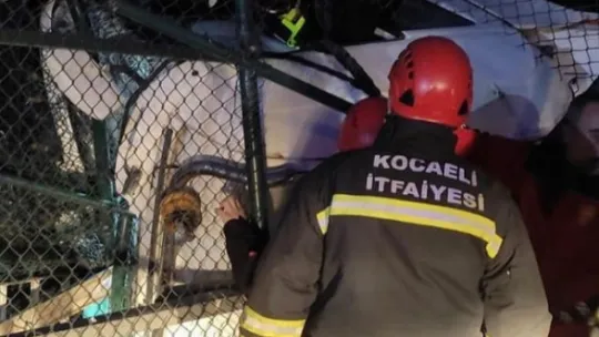 Dondurulmuş tavuk yüklü tır devrildi, sürücü 2 saatte kurtarıldı