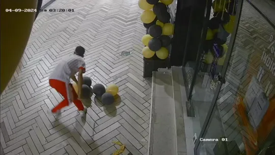 Döner bıçakları ile iş yerinin balonlarını parçaladılar