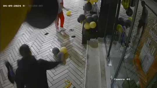 Döner bıçakları ile iş yerinin balonlarını parçaladılar