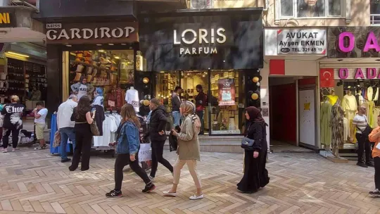 Döner bıçakları ile iş yerinin balonlarını parçaladılar