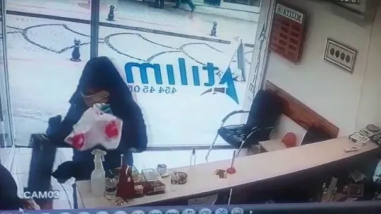 Döviz bürosunu soymaya çalışan silahlı saldırgan, kadın çalışan direnince böyle kaçtı!