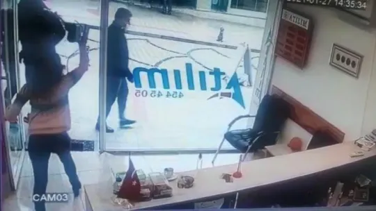 Döviz bürosunu soymaya çalışan silahlı saldırgan, kadın çalışan direnince böyle kaçtı!
