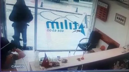 Döviz bürosunu soymaya çalışan silahlı saldırgan, kadın çalışan direnince böyle kaçtı!