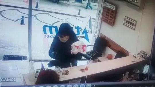 Döviz bürosunu soymaya çalışan silahlı saldırgan, kadın çalışan direnince böyle kaçtı!