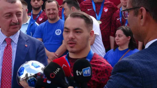 Down Sendromlu Futsal Milli Takımı'na coşkulu karşılama
