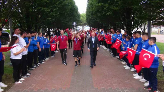 Down Sendromlu Futsal Milli Takımı'na coşkulu karşılama