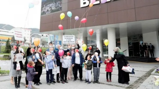 Down sendromlular için gökyüzüne renkli balonlar bırakıldı