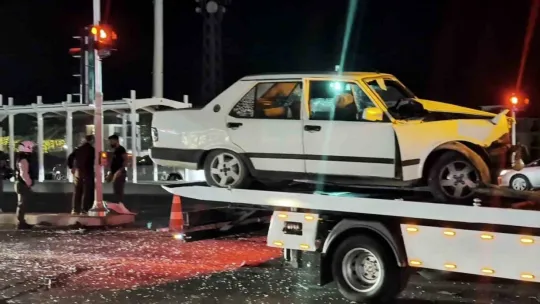 Duble yolda iki otomobil çarpıştı: 1'i ağır, 3 yaralı