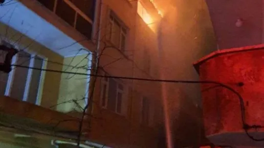 Dubleks daire alev alev yanarak kullanılamaz hale geldi