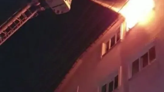 Dubleks daire alev alev yanarak kullanılamaz hale geldi