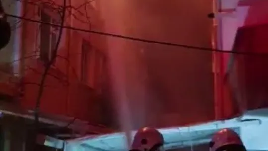 Dubleks daire alev alev yanarak kullanılamaz hale geldi