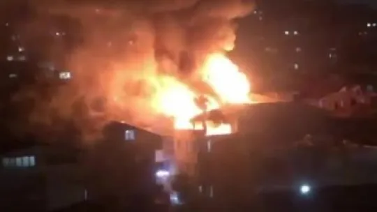 Dubleks daire alev alev yanarak kullanılamaz hale geldi