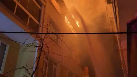 Dubleks daire alev alev yanarak kullanılamaz hale geldi