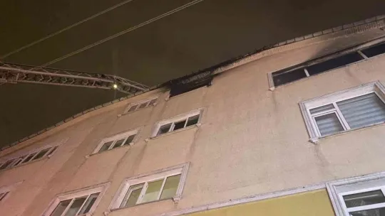 Dubleks daire alev alev yanarak kullanılamaz hale geldi