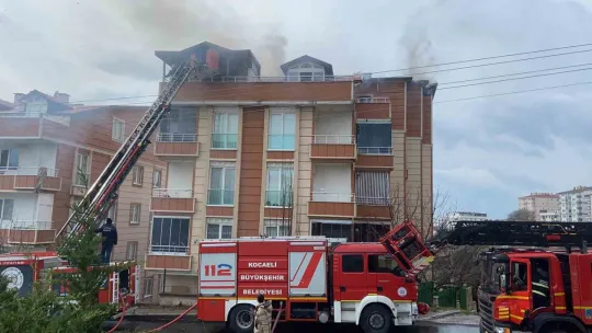 Kocaeli'de dubleks daire alev alev yandı