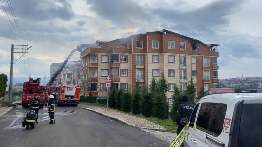 Kocaeli'de dubleks daire alev alev yandı