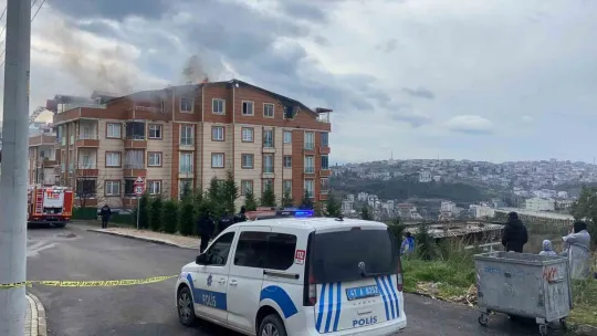 Kocaeli'de dubleks daire alev alev yandı